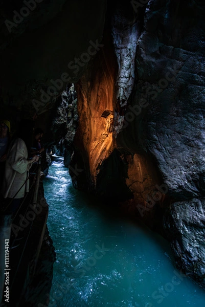 Fototapeta Wilde Fluß mit steine durch den Engpass Partnachklamm in Deutschland