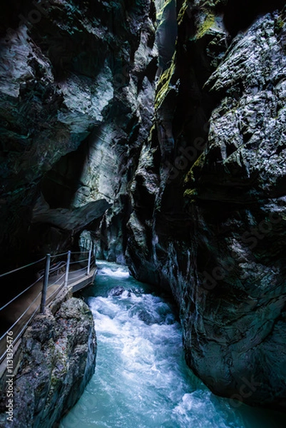 Fototapeta Wilde Fluß mit steine durch den Engpass Partnachklamm in Deutschland
