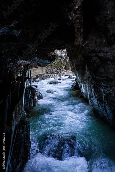 Fototapeta Wilde Fluß mit steine durch den Engpass Partnachklamm in Deutschland