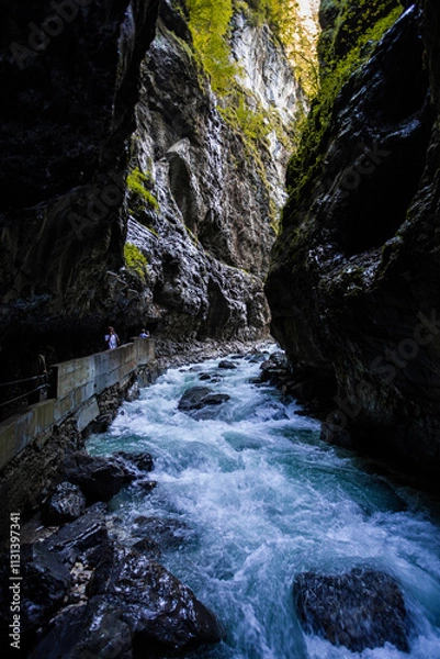 Fototapeta Wilde Fluß mit steine durch den Engpass Partnachklamm in Deutschland