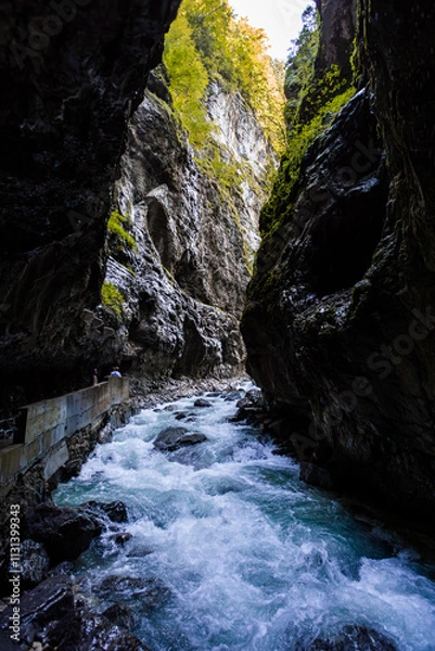 Fototapeta Wilde Fluß mit steine durch den Engpass Partnachklamm in Deutschland