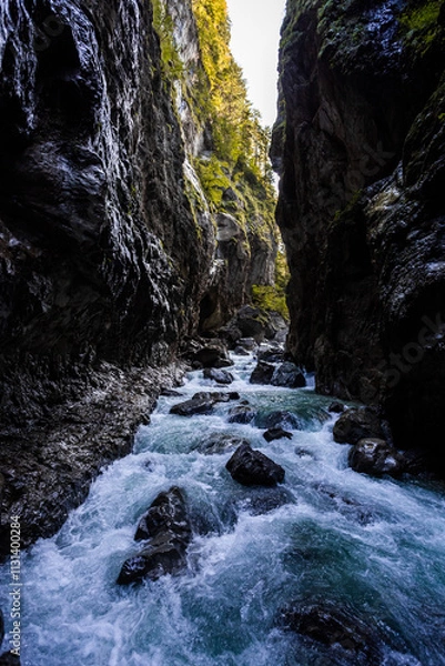 Fototapeta Wilde Fluß mit steine durch den Engpass Partnachklamm in Deutschland