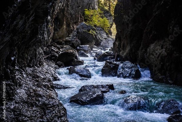 Fototapeta Wilde Fluß mit steine durch den Engpass Partnachklamm in Deutschland
