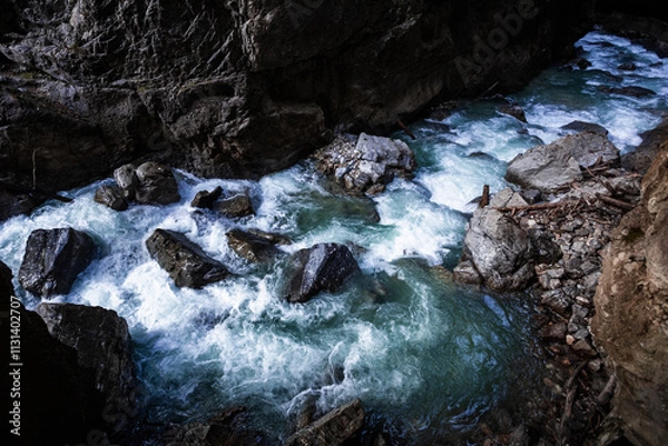 Fototapeta Wilde Fluß mit steine durch den Engpass Partnachklamm in Deutschland