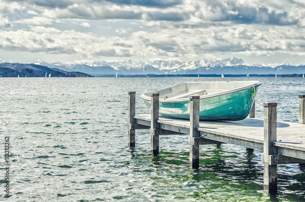Fototapeta Boot  auf Steg am Starnberger See