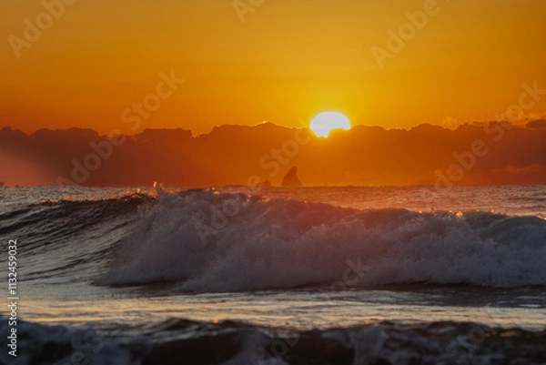 Obraz 茅ヶ崎海岸の日出、烏帽子岩と波濤