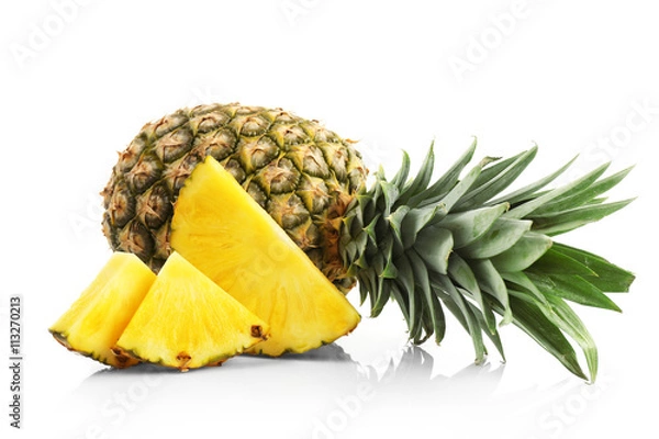 Fototapeta Ananas pokrojony w plasterki, na białym tle