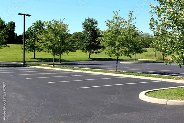 Obraz pusty parking latem