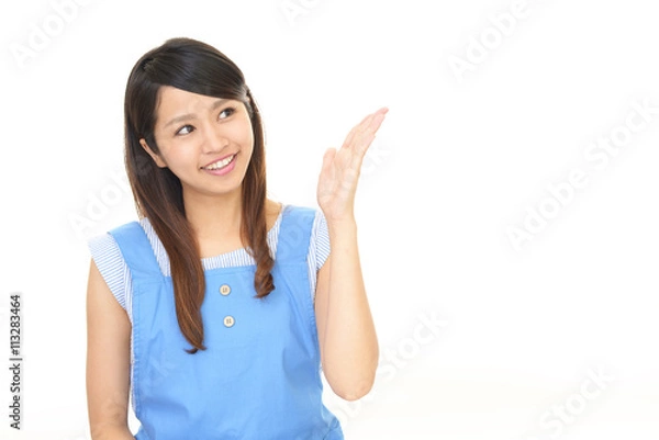 Fototapeta 案内する笑顔の女性