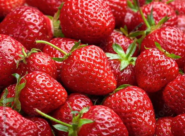 Obraz Tło truskawkowe. Czerwone dojrzałe organiczne truskawki na rynku