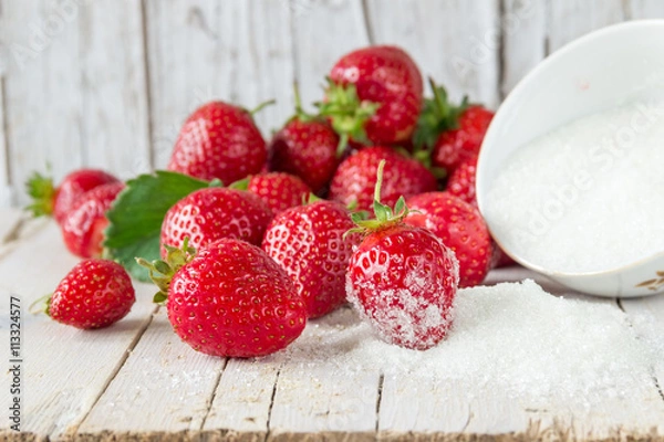 Obraz Спелая клубника с сахаром. Здоровое питание