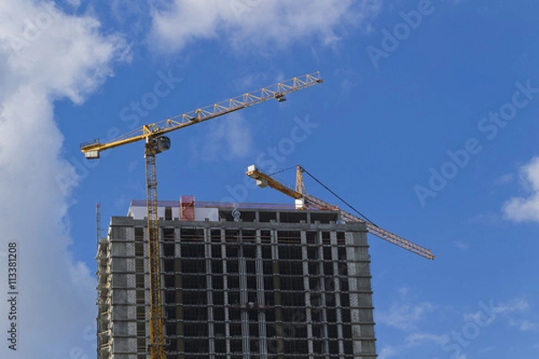 Obraz Tower crane on the background of the building is building