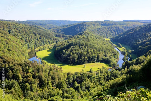Obraz Podwyższony widok ze słynnego punktu widokowego grobowca Olbrzyma leżącego w zakolu rzeki Semois, położonego w pobliżu miasta Bouillon, Walonia, Ardeny, Belgia.