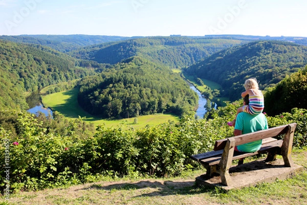 Fototapeta Ojciec i dziecko spacerują i cieszą się widokiem ze słynnego, panoramicznego punktu grobowca olbrzyma na rzece Semois, położonego w pobliżu miasta Bouillon, Walonia, Ardeny, Belgia.