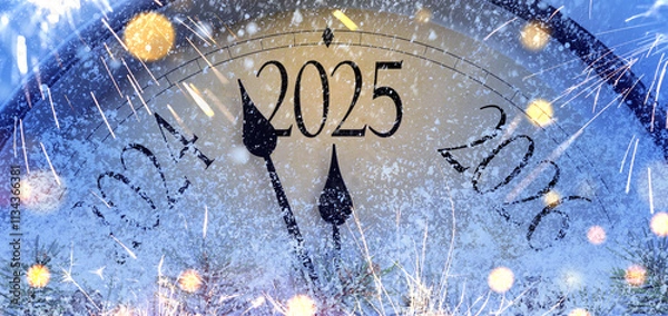 Obraz Countdown to midnight. Retro style clock counting last moments before Christmas or New Year 2025