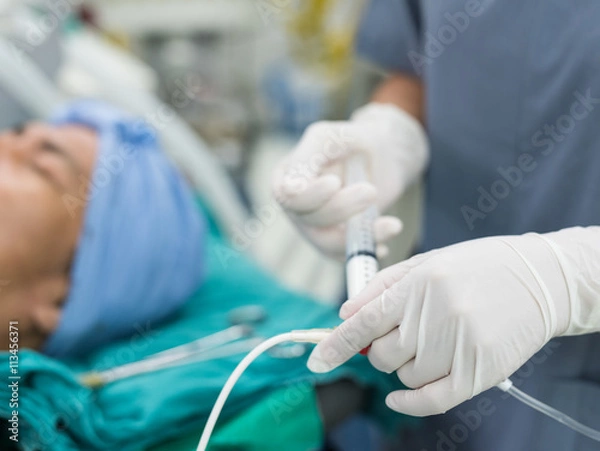 Obraz anesthesiologist doctor use propofol for induction
