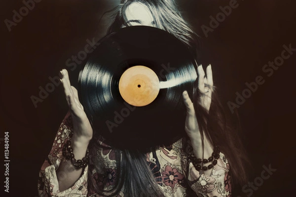 Fototapeta Dziewczyna trzyma płytę winylową