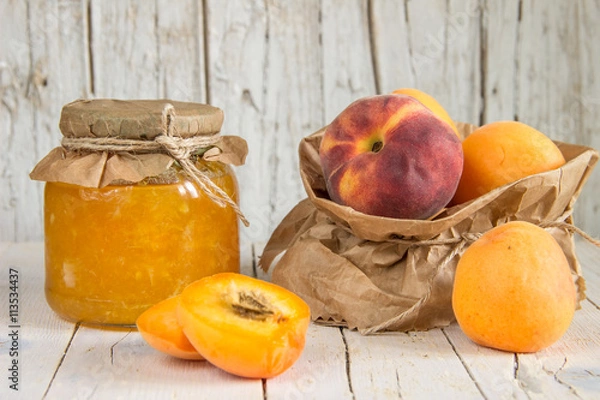 Obraz Джем из персиков и абрикосов и несколько спелых фруктов. Здоровое питание