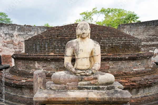Obraz buddha statue in an ancient buddhist temple in polonnaruwa in sri lanka
