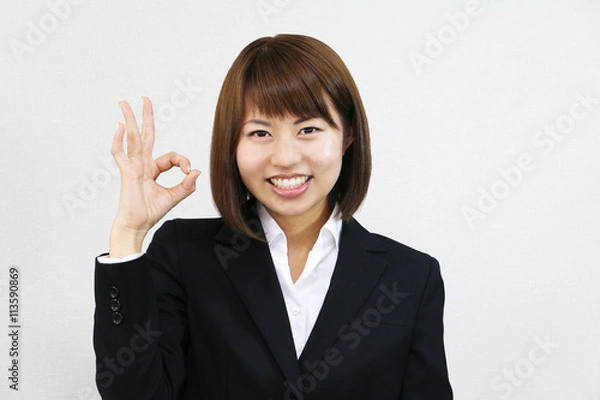 Fototapeta オーケーサインをする若い女性