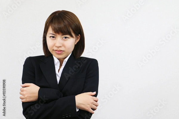 Fototapeta 震える若い女性