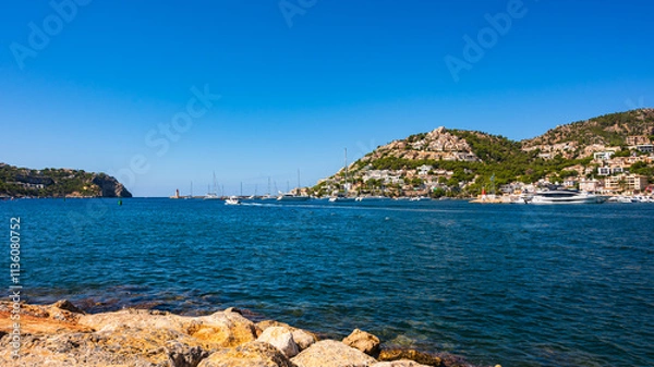 Obraz Immobilien an der Hafeneinfahrt nach Port d'Andratx auf der Baleareninsel Mallorca, Spanien
