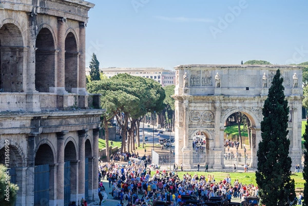 Fototapeta ROME, ITALY - APRIL 20, 2008: Crowd of tourists near Coliseum and the Arc of Constantine