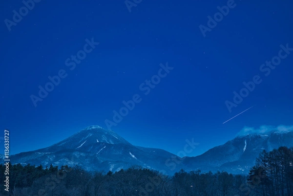 Obraz 雪の蓼科山の青く嫌いな夜景と流れ星