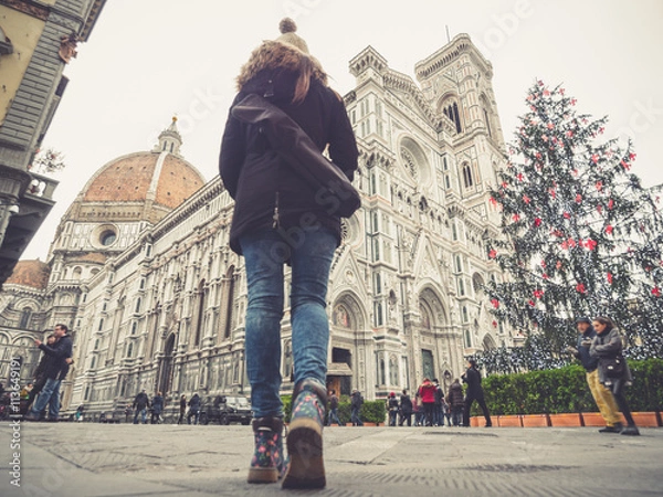 Fototapeta florence italy woman walking towards the cathedral with backpack