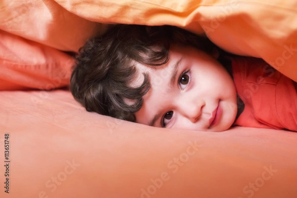 Obraz Bambino che sorride sotto il cuscino