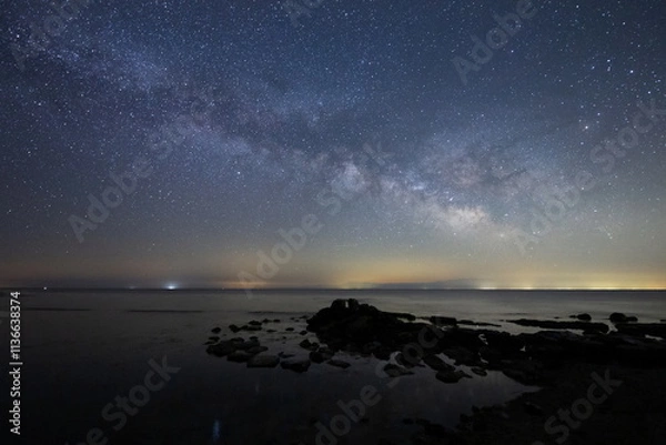 Fototapeta 水面にゆれる星あかりと能登半島の星空と天の川