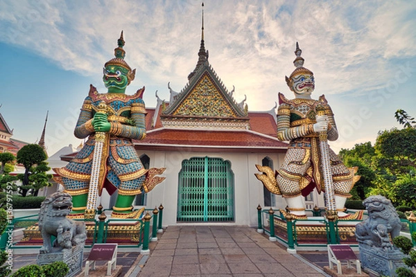 Obraz Majestic Thailand Temple with Intricate Golden Architecture and Peaceful Surroundings
