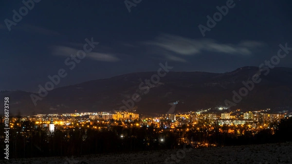 Obraz nocna panorama miasta z górami w tle	
