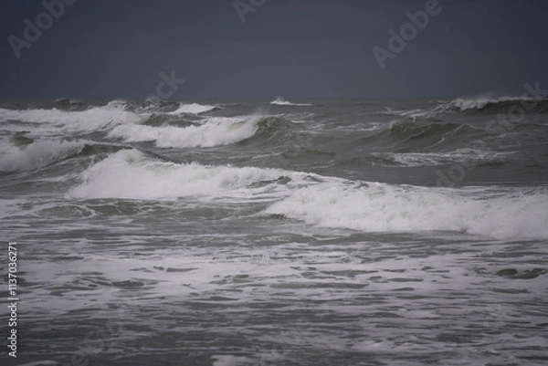 Fototapeta 무섭게 밀려오는 거친 파도