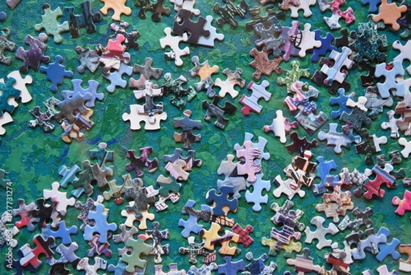 Fototapeta wild durcheinander liegende Teile eines Puzzles 