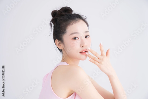 Fototapeta ピンク色のネイルをした美しい若い女性のスウィートなポートレート