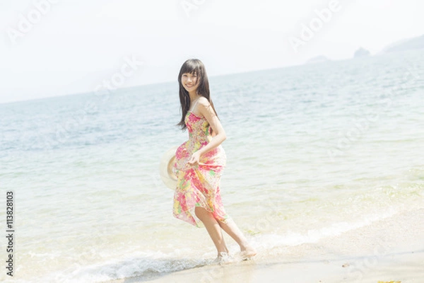 Fototapeta ビーチを楽しむ女性