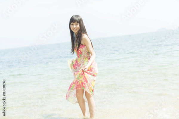 Fototapeta ビーチを楽しむ女性