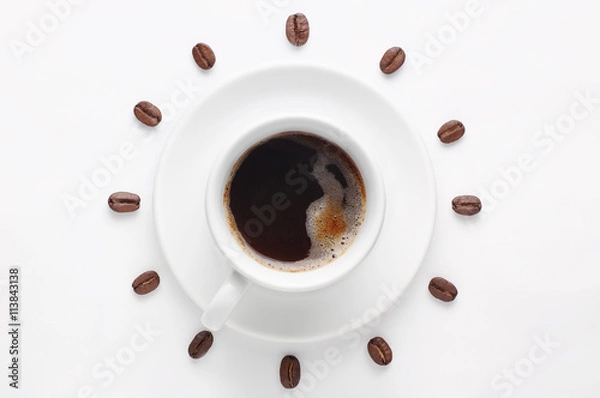 Obraz Filiżanka kawy i ziaren kawy na białym tle, tworząc tarczę zegara patrząc z góry