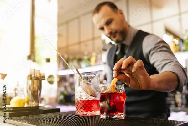 Obraz Barman robi koktajl w klubie nocnym.