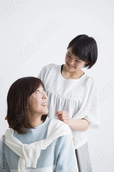 Fototapeta 母親の肩をたたく娘
