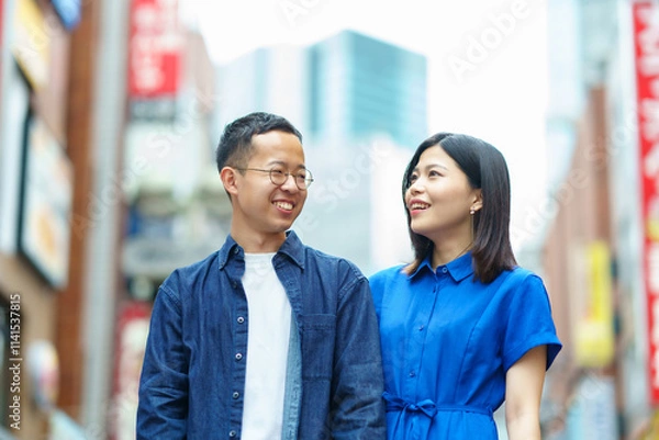 Obraz 街でデートする若いカップル