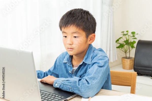 Fototapeta オンライン学習をする男の子
