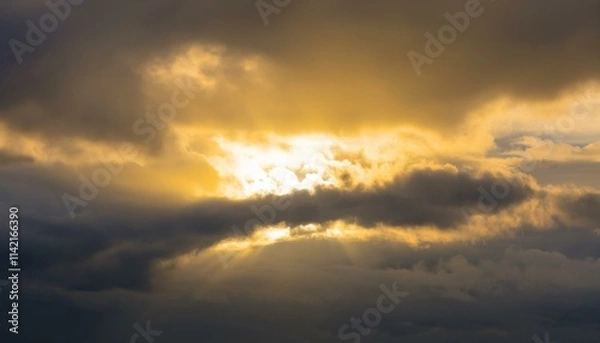 Fototapeta 구름이 걷히며 어두운 하늘 사이로 환하게 비치는 황금빛 태양