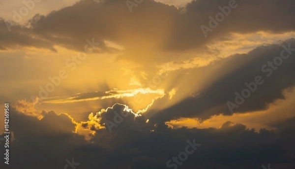 Fototapeta 구름이 걷히며 어두운 하늘 사이로 환하게 비치는 황금빛 태양