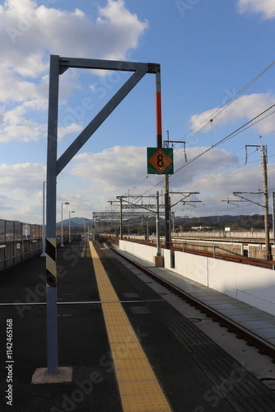 Obraz 山口県厚狭駅のホームにある数字の８の標識