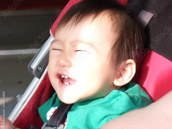 Fototapeta バギー　乳母車　笑顔　おしゃぶり　男児　赤ちゃん