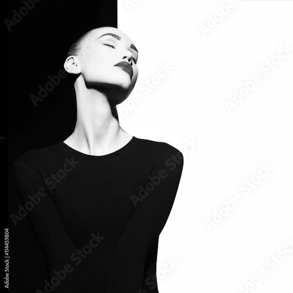 Fototapeta Elegant blode in geometric black and white background