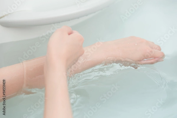 Obraz 湯船に浸かる女性