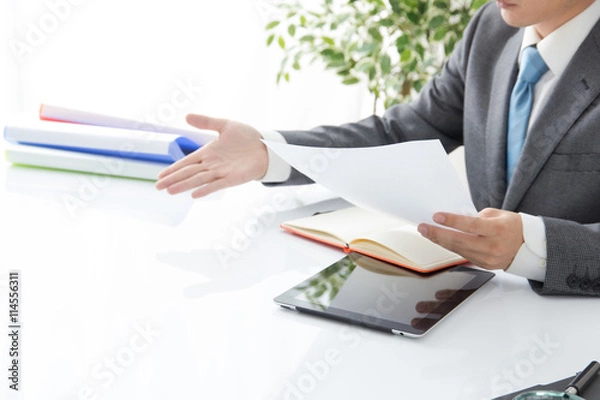 Fototapeta 資料を提示する男性サラリーマン